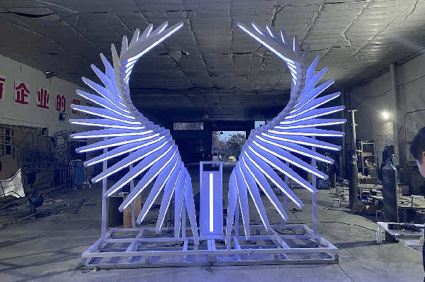 天使翅膀有机玻璃七彩灯箱项目案例-武汉时代经典
